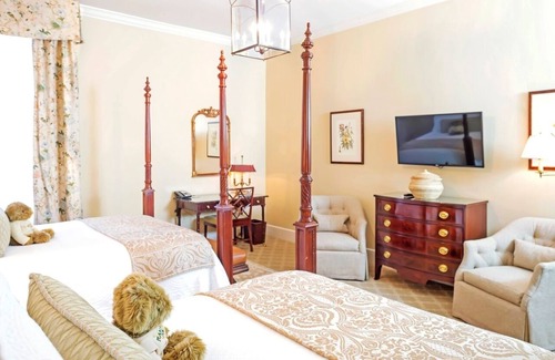 Charleston Historic District Hotel | Downtown Charleston Awaits: Your Cozy, Inviting Retreat | 2 Family Rooms