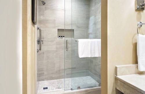 Charleston Historic District Hotel | Downtown Charleston Awaits: Your Cozy, Inviting Retreat | 2 Family Rooms