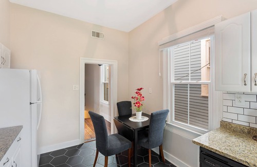 Savannah Victorian District Apartamento | Downtown Charm + Close to Nightlife, Enmarket Arena by Lucky Savannah