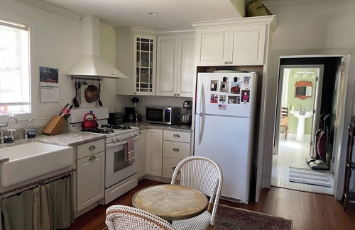 The Point Casa | Downtown Charm. Walk to Everything. Pet Welcome!