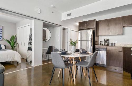 Beltline Apartamento | Downtown Chic Retreat | Elegant + Free Parking