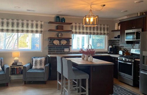 Columbia Casa | Downtown/Close to Stadium 4-Bedroom Ranch House (2 masters) Entertaining Set Up