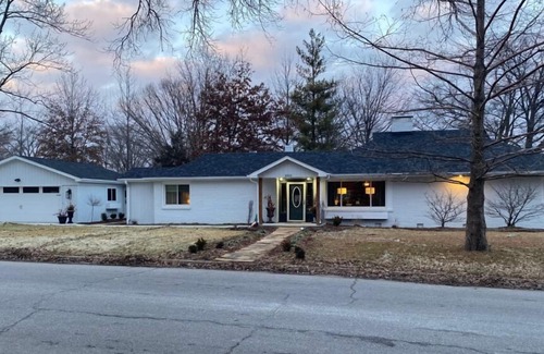 Columbia Casa | Downtown/Close to Stadium 4-Bedroom Ranch House (2 masters) Entertaining Set Up