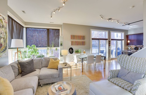 Southeast Omaha Condominio | Downtown Condo w/ Rooftop Patio & City Views!