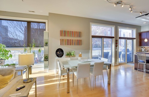 Southeast Omaha Condominio | Downtown Condo w/ Rooftop Patio & City Views!