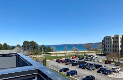 Traverse City Casa | Downtown Condo with roof patio