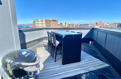 Traverse City Casa | Downtown Condo with roof patio
