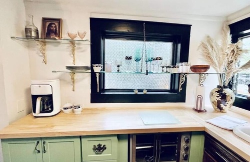 Eureka Springs Historic District Cabaña | Downtown Cottage with Private Hot Tub