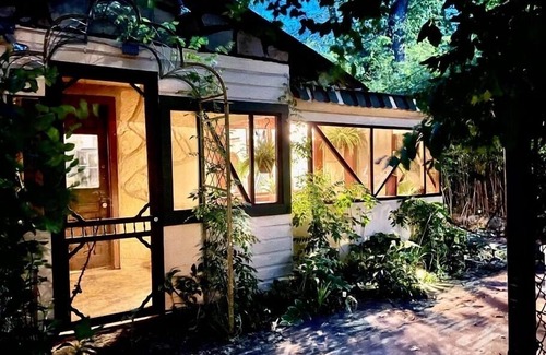 Eureka Springs Historic District Cabaña | Downtown Cottage with Private Hot Tub
