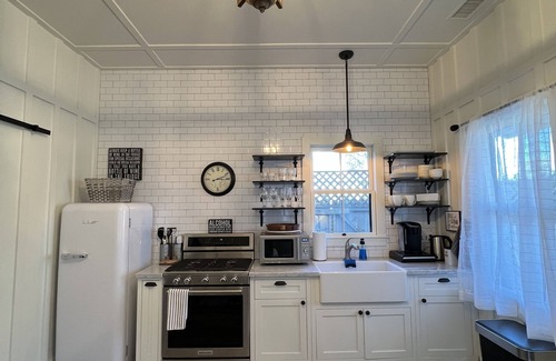 Paso Robles Cabaña | Downtown Cozy Cottage, two blocks from downtown and new!
