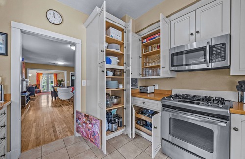 Grand Junction Casa | Downtown craftsman home with hot tub. 3 blocks from restaurants, shops and bars.