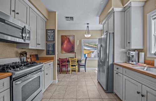 Grand Junction Casa | Downtown craftsman home with hot tub. 3 blocks from restaurants, shops and bars.