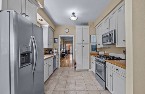 Grand Junction Casa | Downtown craftsman home with hot tub. 3 blocks from restaurants, shops and bars.