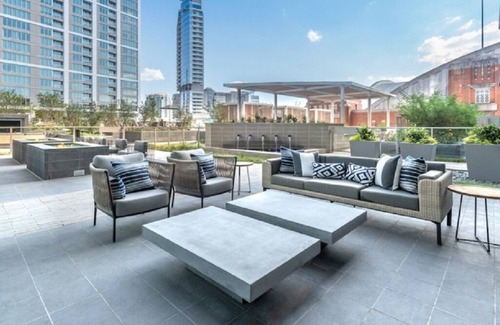 Uptown Condominio | Downtown Dallas Apt w/ View-walking distance to AAC+Free Parking+ Pool+Wifi