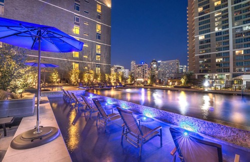 Uptown Condominio | Downtown Dallas Apt w/ View-walking distance to AAC+Free Parking+ Pool+Wifi