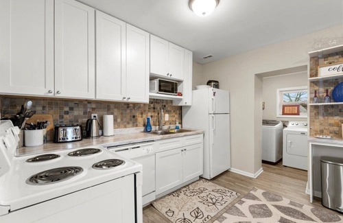 Pittsburgh Apartamento | Downtown Delight 3BR Retreat Near Stadium-Arena