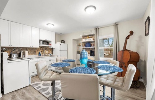 Pittsburgh Apartamento | Downtown Delight 3BR Retreat Near Stadium-Arena