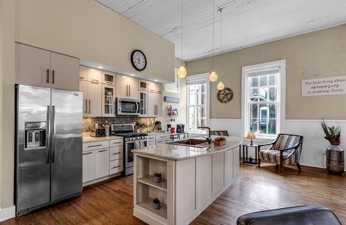 Downtown Greensboro Condominio | Downtown Delight - Private Balcony - Downtown Condo