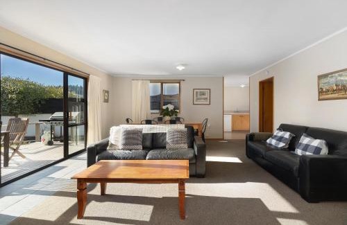 Wanaka Casa | Downtown Delight - Wanaka Holiday Home