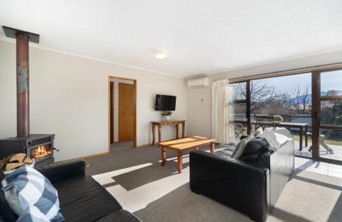 Wanaka Casa | Downtown Delight - Wanaka Holiday Home