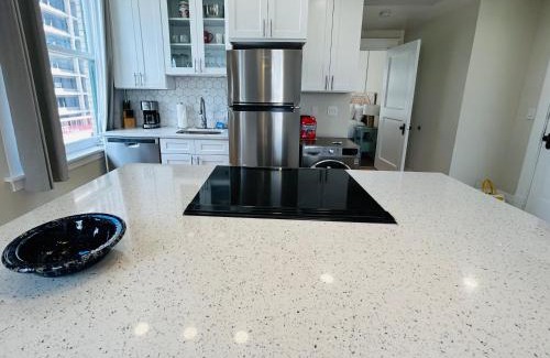 Boise Apartamento | Downtown Digs-View of the City! Stay above local restaurants and nightlife, posh amenities heated toilet seat, oversized rain shower head in glass shower, in-unit laundry, one garage parking spot