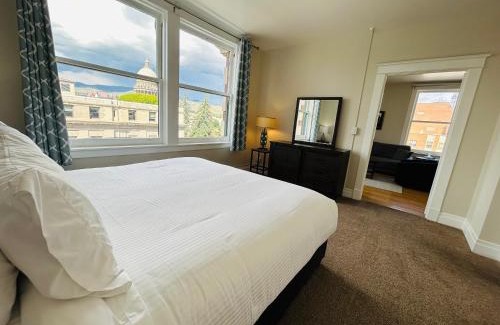 Boise Apartamento | Downtown Digs-View of the City! Stay above local restaurants and nightlife, posh amenities heated toilet seat, oversized rain shower head in glass shower, in-unit laundry, one garage parking spot