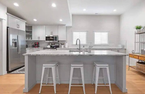 East End Casa | Downtown Dream: Modern Comfort