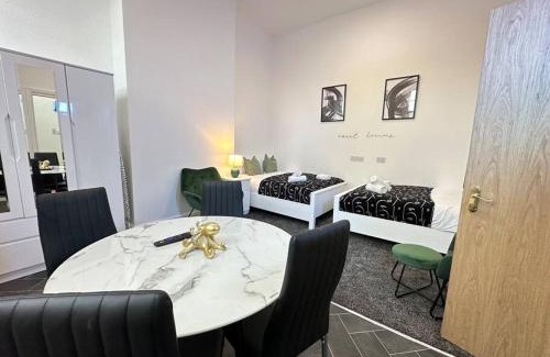 Dudley Apartamento | Downtown Dudley Chic - Near Top Sights