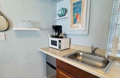 Downtown Dunedin Cabaña | Downtown Dunedin Main Street Retreat