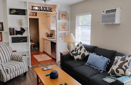 Dunedin Villa | Downtown Dunedin Villa near Bluejay's Baseball Stadium that offers "serenity".