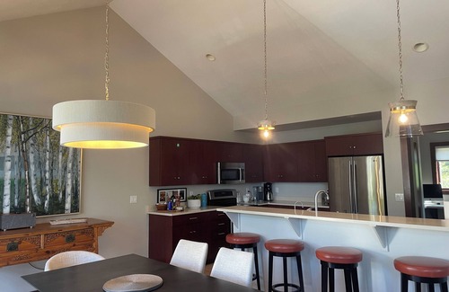 Fish Creek Condominio | Downtown Fish Creek Luxury Getaway 3BR/2.5BA, Game Room, Elevator & Deck Views!