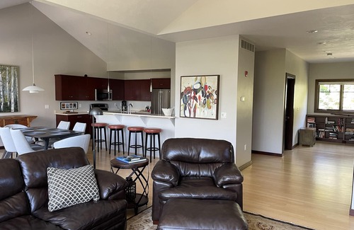 Fish Creek Condominio | Downtown Fish Creek Luxury Getaway 3BR/2.5BA, Game Room, Elevator & Deck Views!