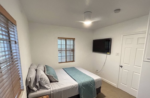 F. Q. Story Casa | Downtown flat with free parking on premises!