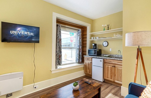 Friday Harbor Casa | Downtown Friday Harbor! Adults Only (CCS#2)