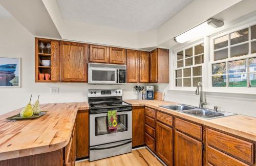 Luray Apartamento | Downtown Getaway - Patio Views