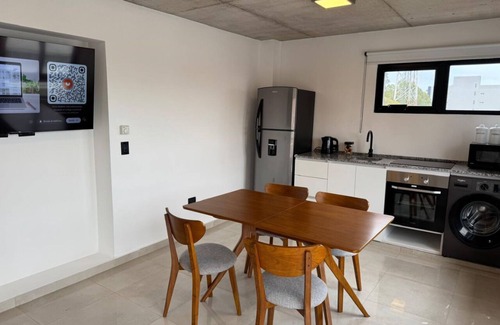 Pinamar Apartamento | Escapada en el Centro con Cochera y Balcón