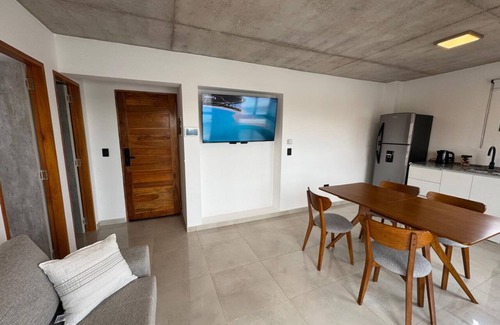 Pinamar Apartamento | Escapada en el Centro con Cochera y Balcón