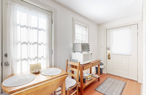 Wiscasset Apartamento | Downtown, ground floor studio near the ocean w/patio, outdoor dining area & more