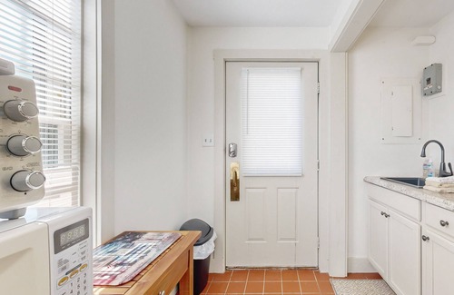 Wiscasset Apartamento | Downtown, ground floor studio near the ocean w/patio, outdoor dining area & more