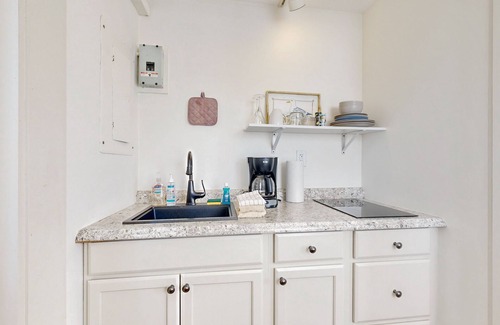 Wiscasset Apartamento | Downtown, ground floor studio near the ocean w/patio, outdoor dining area & more