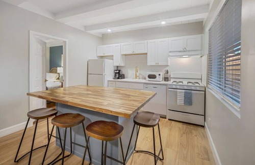 Vista Casa | Downtown Haven|Patio|Near Dining
