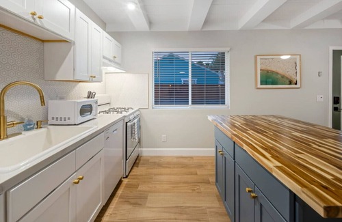 Vista Casa | Downtown Haven|Patio|Near Dining