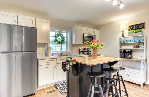 Heflin Cabaña | Downtown Heflin Cottage w/ Deck & Fire Pit!