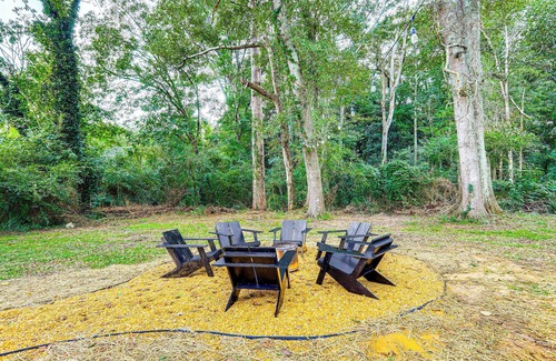 Heflin Cabaña | Downtown Heflin Cottage w/ Deck & Fire Pit!