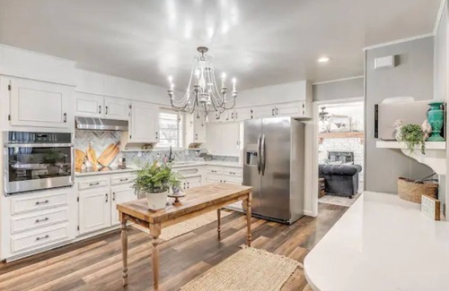Hico Casa | Downtown Hico home, just steps away from shopping!