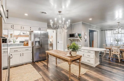Hico Casa | Downtown Hico home, just steps away from shopping!
