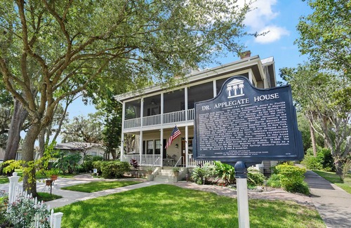 Green Cove Springs Casa | Downtown Historic Victorian, Steps to Clay Theatre