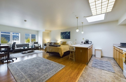 Downtown Juneau Apartamento | Downtown Juneau Gem: 1BR Apt with Stunning Views!