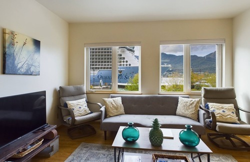 Downtown Juneau Apartamento | Downtown Juneau Gem: 1BR Apt with Stunning Views!
