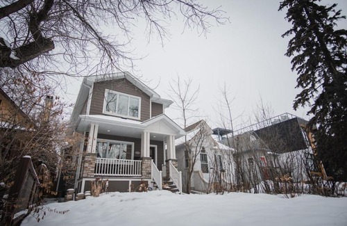 West Edmonton Casa | DOWNTOWN KINGBED 4Br FIREPLACE BIKELANE